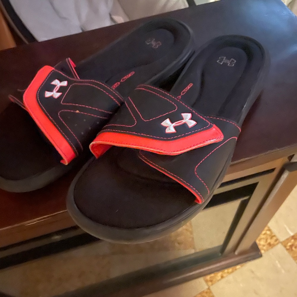 Barely worn under armour slides